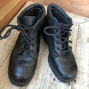 FAIT AV  CANADA .. black leather motto boots